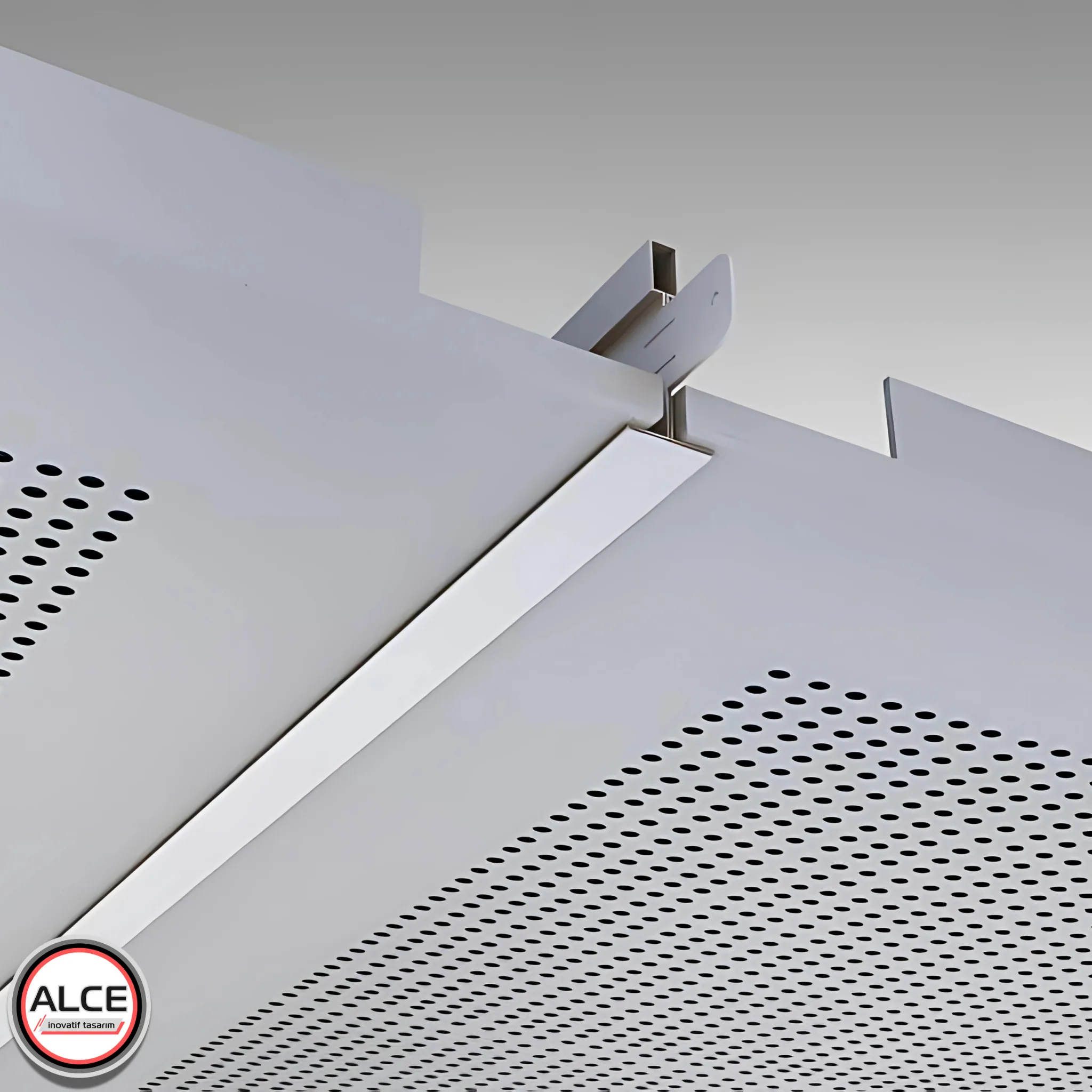 Alce İnovatif Tasarım Lay-on asma tavan sistemi: Delikli metal panelin görünür T-profil üzerine nasıl oturduğunu ve kolay erişim sağlayan yapısını gösteren yakın plan detay.