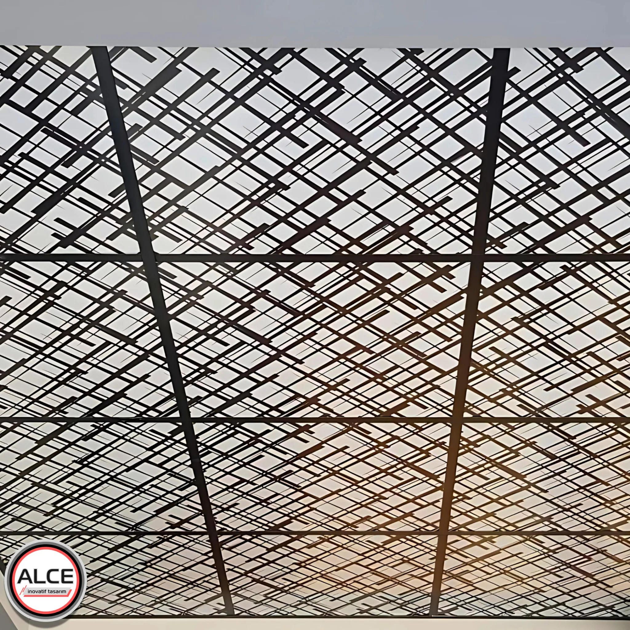 Alce İnovatif Tasarım tarafından sunulan, banyo ve mutfak gibi ıslak hacimler için ideal, geometrik ve floral desenli PVC plastik asma tavan panellerinin görünür T-profil grid sistemindeki yakın plan görünümü.Ekonomik Asma Tavan Çeşitleri