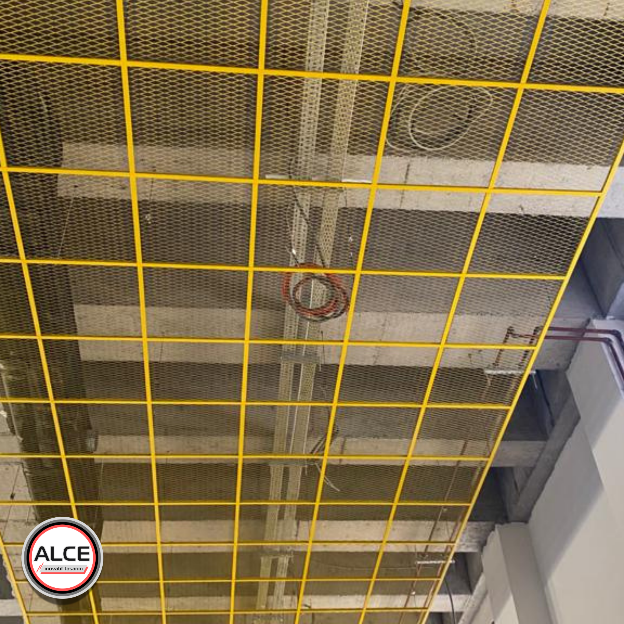 Farklı mesh tipleri, göz açıklıkları, panel boyutları, malzeme seçenekleri ve geniş RAL renk yelpazesi ile projeye özel çeşitli estetik tasarımlar oluşturma imkanı sunar.