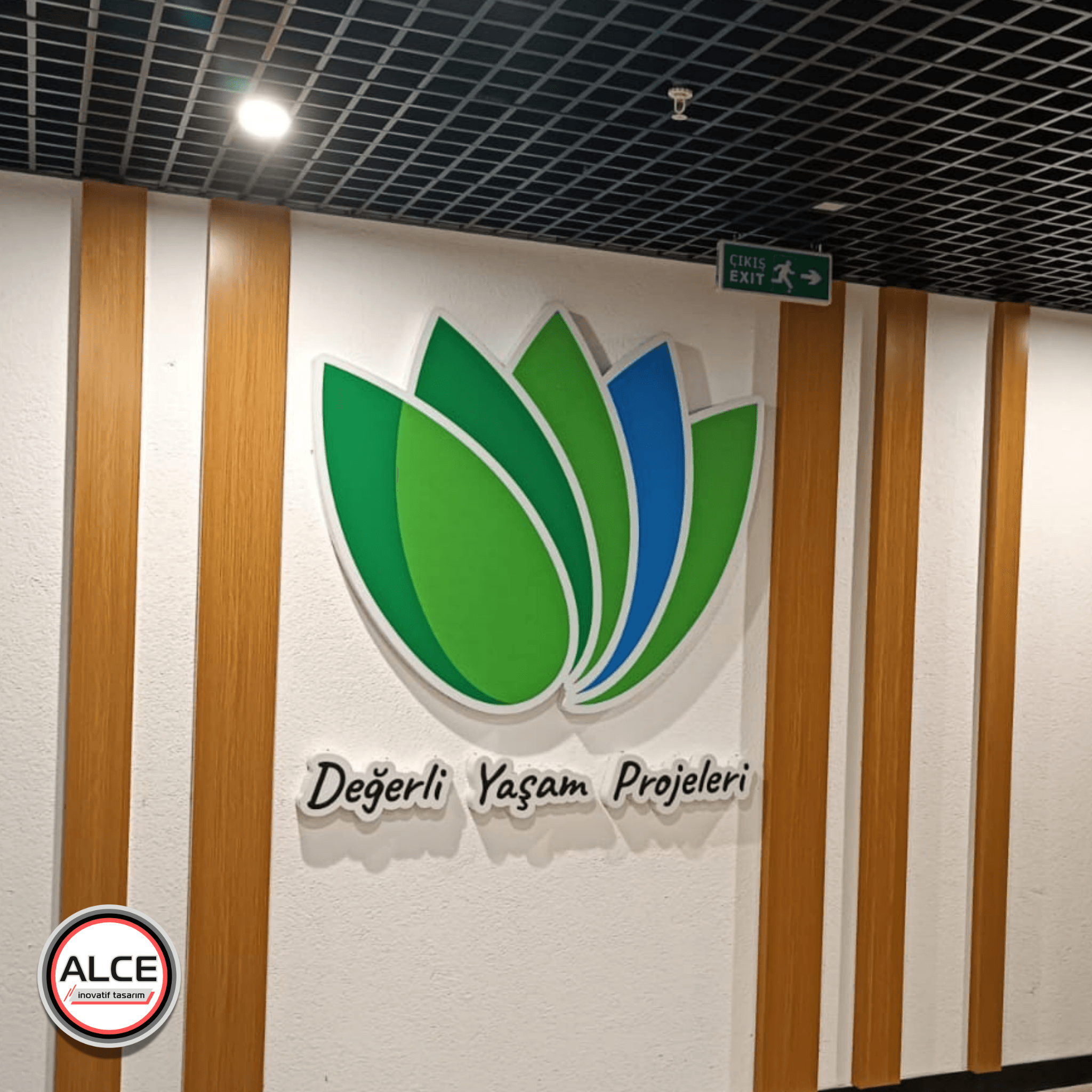 Petek Asma Tavan sistemleri, havaalanları, oteller, restoranlar ve konferans salonları gibi mekanlarda estetik ve fonksiyonel gereksinimleri bir arada karşılar.